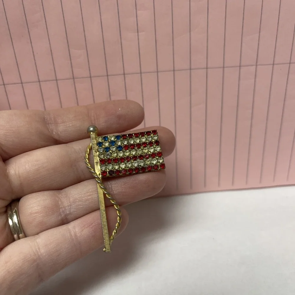 Red Clear Blue Rhinestone Gold Tone‎ American Flag Pole Brooch Vintage
